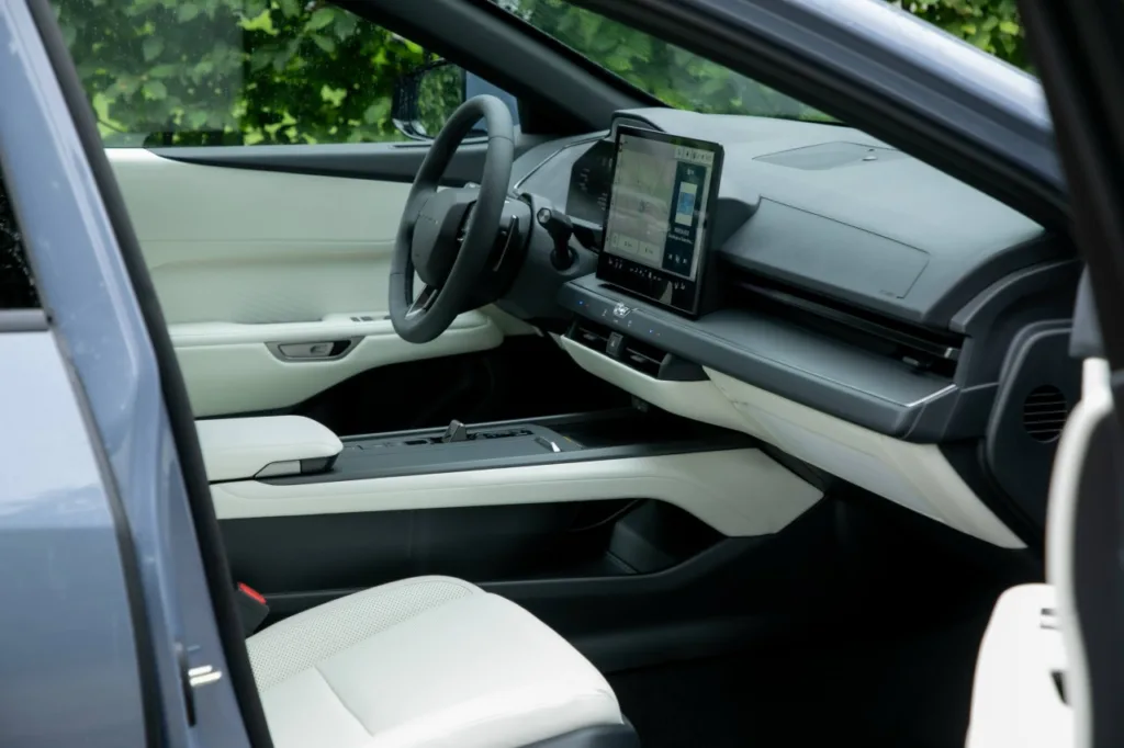 Lexus ES w nowej odsłonie. Do 581 km zasięgu i ceny poniżej 300 tys. zł - Lexus ES 3
