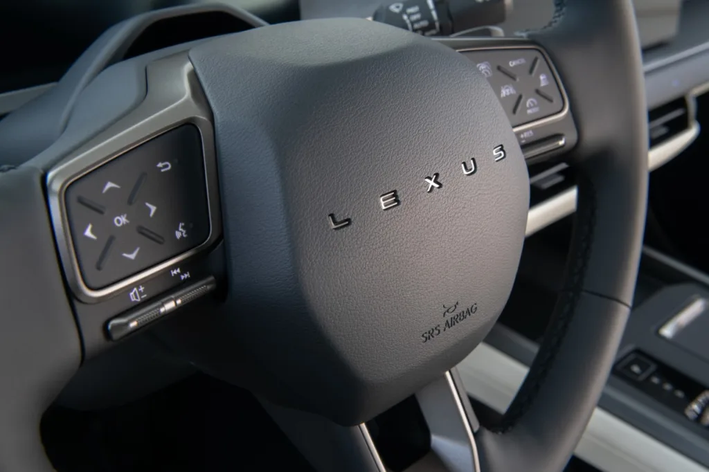 Lexus ES w nowej odsłonie. Do 581 km zasięgu i ceny poniżej 300 tys. zł - Lexus ES 4
