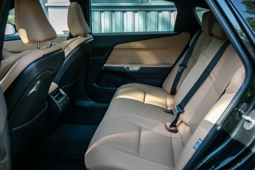 Lexus ES w nowej odsłonie. Do 581 km zasięgu i ceny poniżej 300 tys. zł - Lexus ES 5