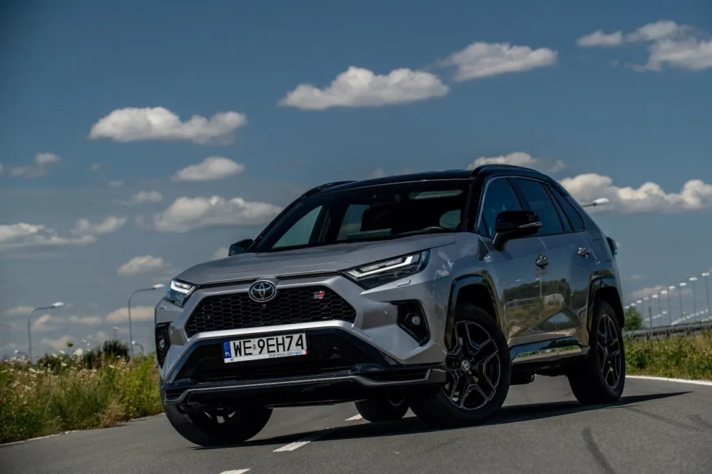 Motoryzacja miała być w pełni elektryczna. Branża nie wierzy w rok 2040 - RAV4 PHEV GR SPORT DSC 7592