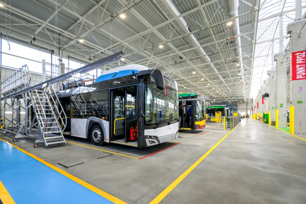 Solaris dostarczy 70 elektrycznych Urbino do Ostrawy. W planach autobusy międzymiastowe i ekspansja na rynek amerykański - Solaris hala 22