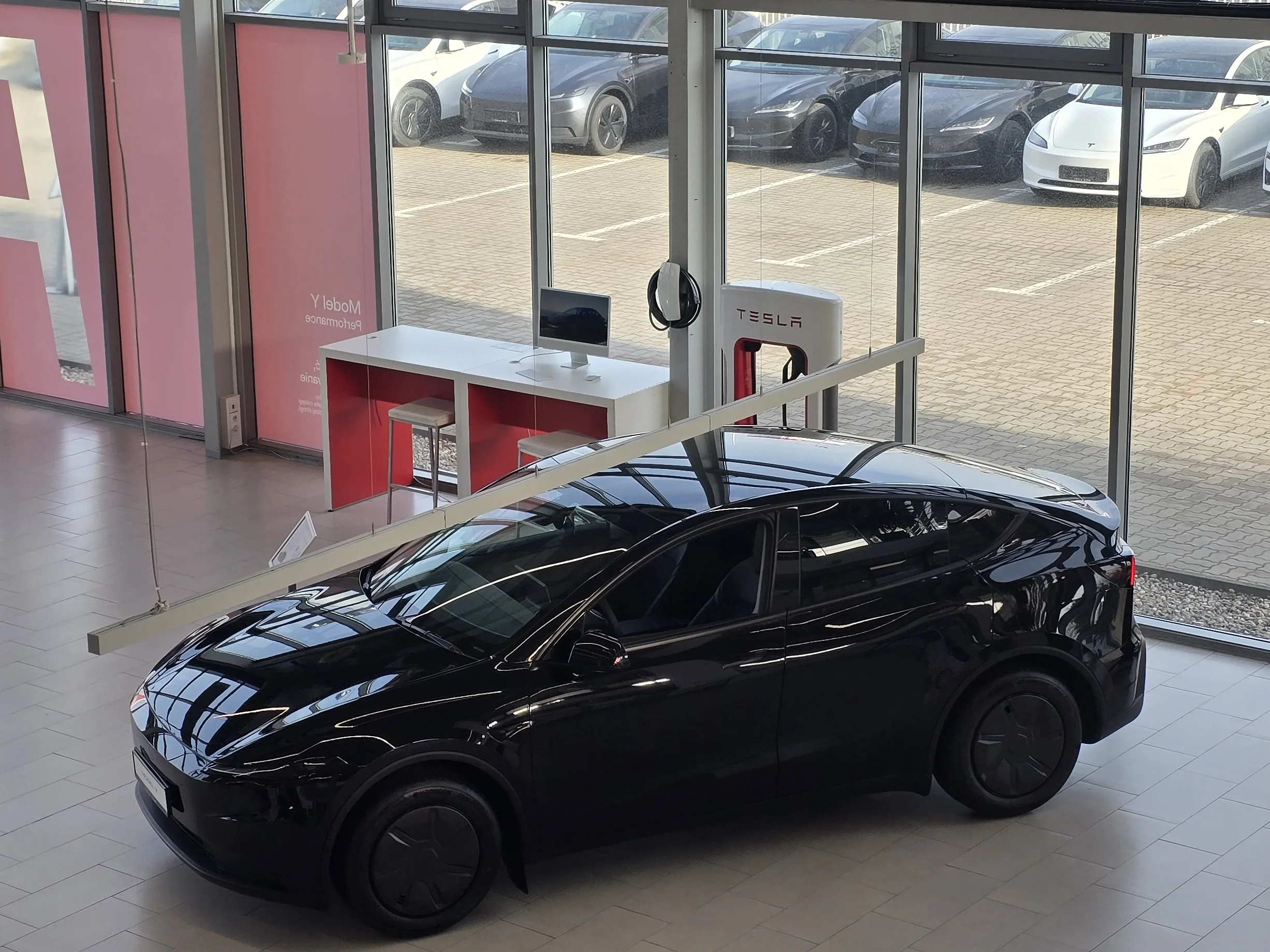Tesla-Y-L-w-Europie-1