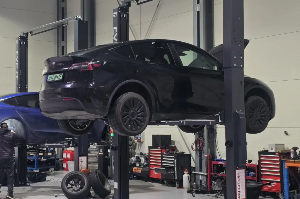 Tesla pod lupą NHTSA. W perspektywie możliwa kontrola 1,2 mln aut - Tesla awaria warsztat 1
