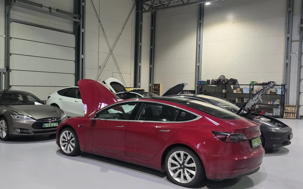 Tesla pod lupą NHTSA. W perspektywie możliwa kontrola 1,2 mln aut - Tesla awaria warsztat 2