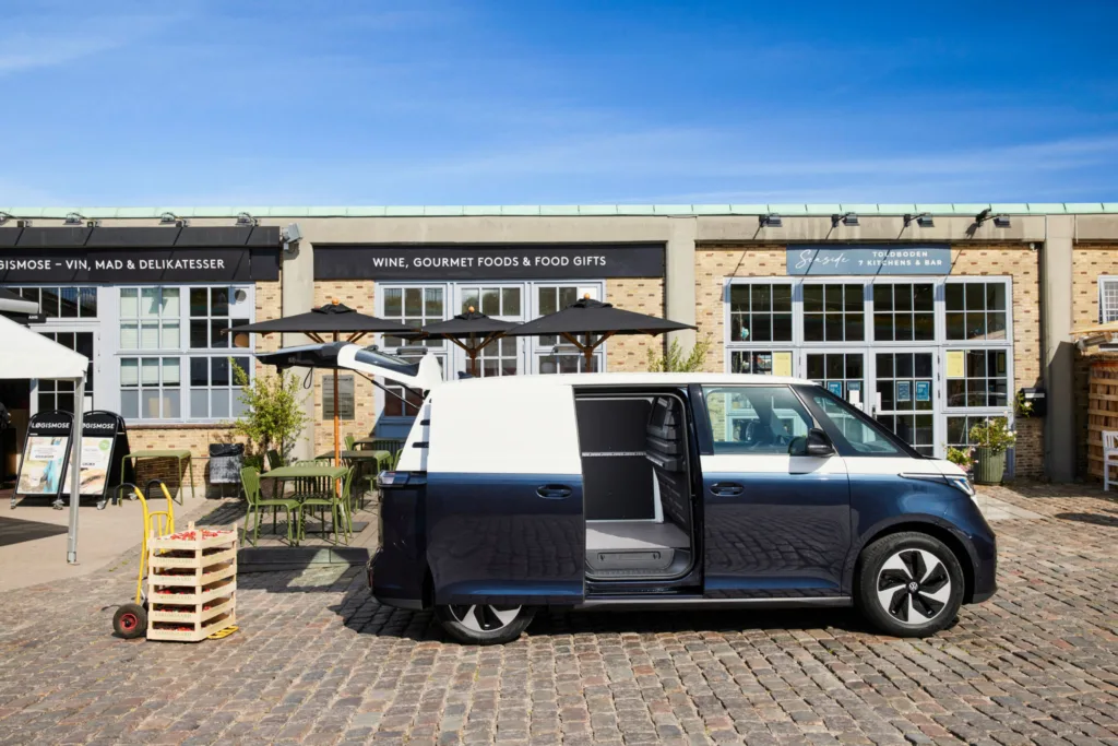 Volkswagen ID. Buzz Cargo: mniejsza o..1 kWh bateria, więcej zasięgu, mocy i niższa cena Volkswagen ID. Buzz Cargo: mniejsza o..1 kWh bateria, więcej zasięgu, mocy i niższa cena - Volkswagen ID. Buzz Cargo 2