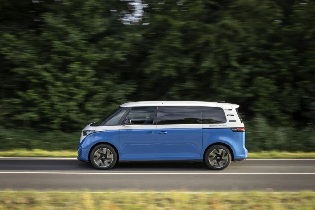 Volkswagen ma pierwszą elektryczną Californię. Dwa akumulatory, 286 KM i nocleg dla dwóch osób Volkswagen ma pierwszą elektryczną Californię. Dwa akumulatory, 286 KM i nocleg dla dwóch osób - Volkswagen ID. california cruise 2