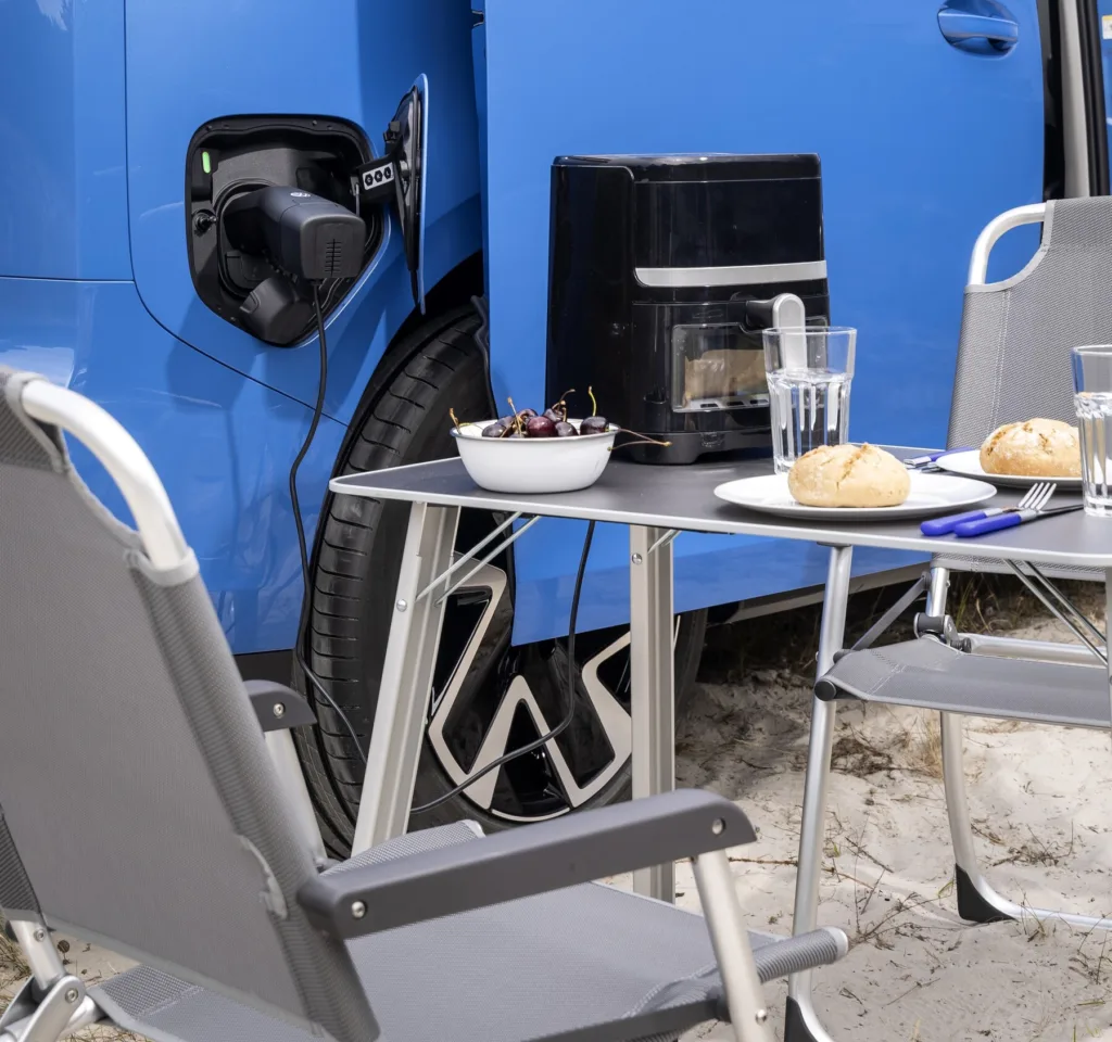 Volkswagen ma pierwszą elektryczną Californię. Dwa akumulatory, 286 KM i nocleg dla dwóch osób Volkswagen ma pierwszą elektryczną Californię. Dwa akumulatory, 286 KM i nocleg dla dwóch osób - Volkswagen ID. california cruise 3