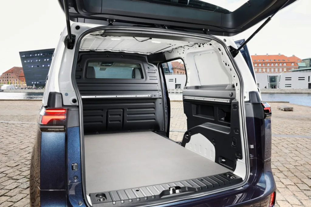 Volkswagen ID. Buzz Cargo: mniejsza o..1 kWh bateria, więcej zasięgu, mocy i niższa cena Volkswagen ID. Buzz Cargo: mniejsza o..1 kWh bateria, więcej zasięgu, mocy i niższa cena - Volkswagen ID.Buzz Cargo 3