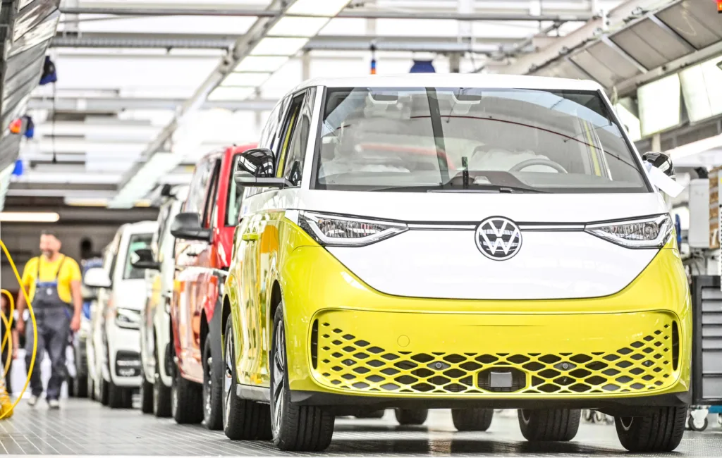 Volkswagen ID. Buzz Cargo: mniejsza o..1 kWh bateria, więcej zasięgu, mocy i niższa cena Volkswagen ID. Buzz Cargo: mniejsza o..1 kWh bateria, więcej zasięgu, mocy i niższa cena - Volkswagen ID.Buzz Cargo 4