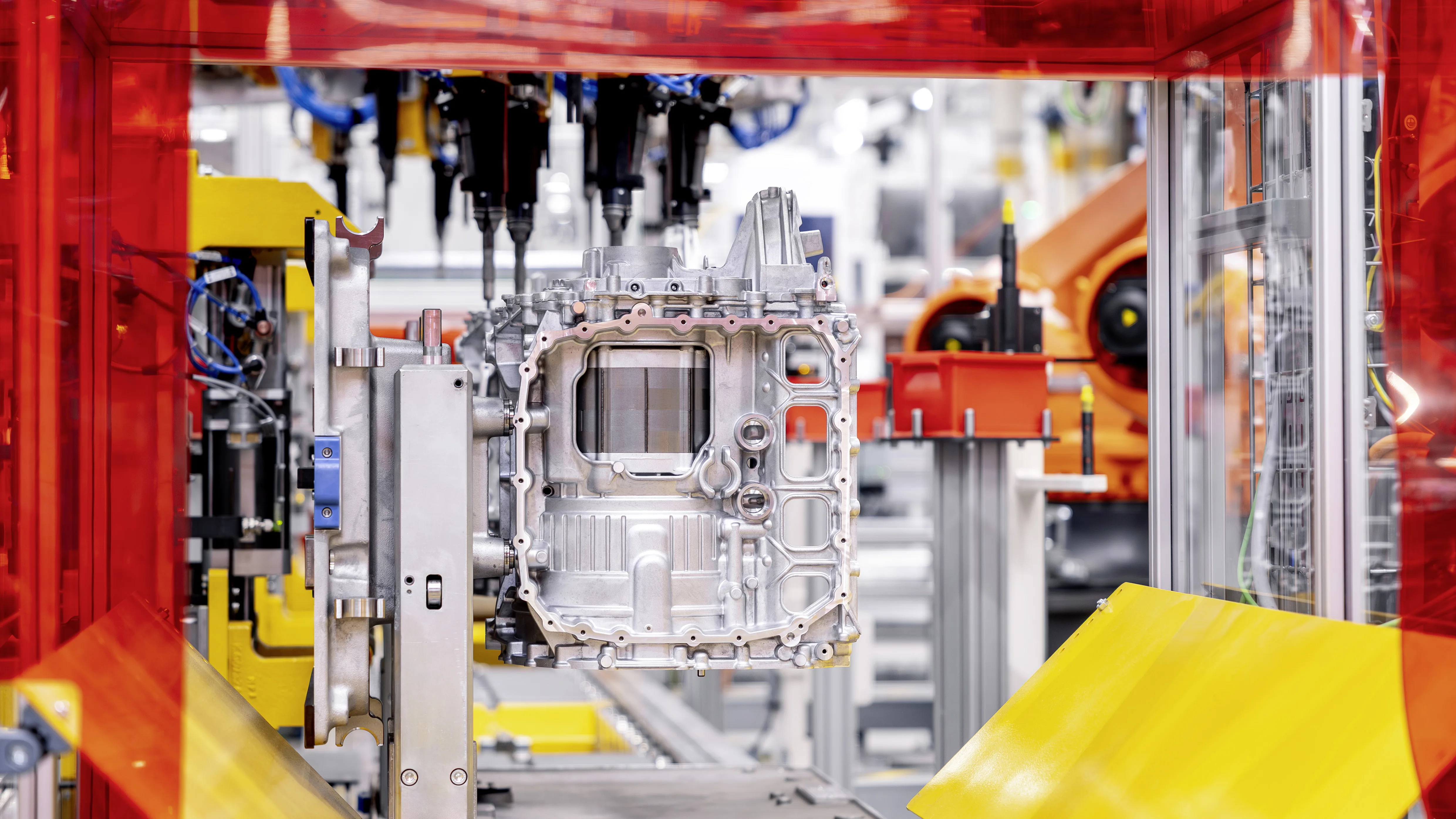 Das Mercedes-Benz Werk Stuttgart-Untertürkheim versorgt das Werk Rastatt mit elektrischen Antriebseinheiten und Achsen für den neuen CLA.The Mercedes-Benz plant in Stuttgart-Untertürkheim supplies the Rastatt plant with electric drive units and axles for the new CLA.