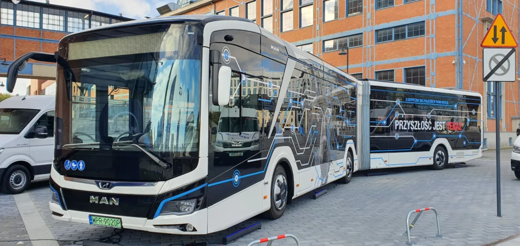 Auta elektryczne tyją, drogi pękają. Chińska luka na 44 mld USD - autobusy