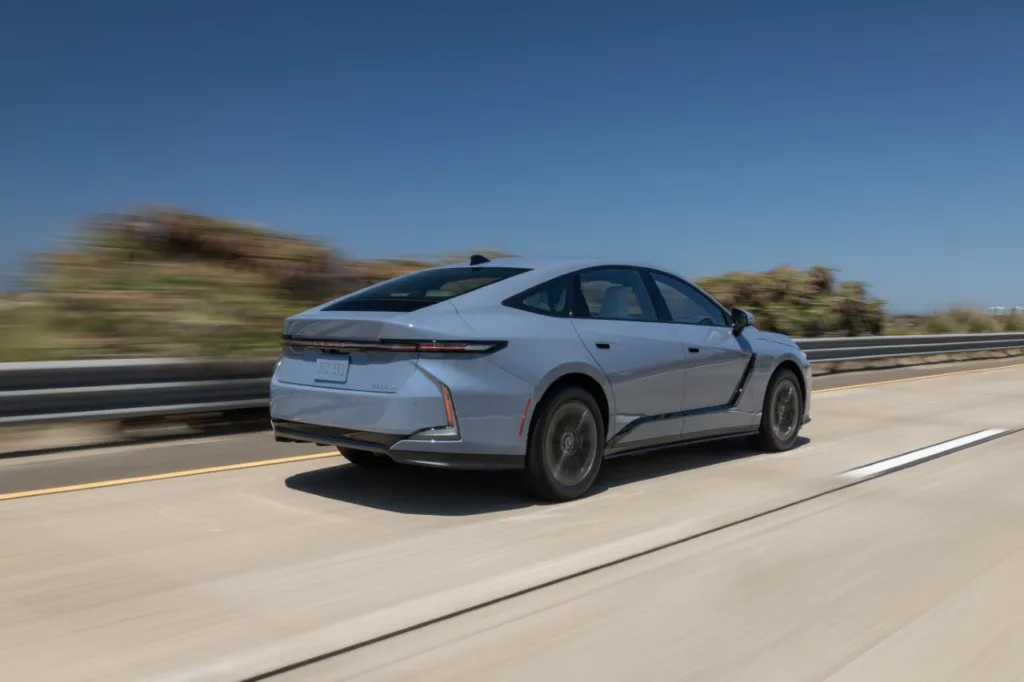Lexus ES w nowej odsłonie. Do 581 km zasięgu i ceny poniżej 300 tys. zł - obraz 5