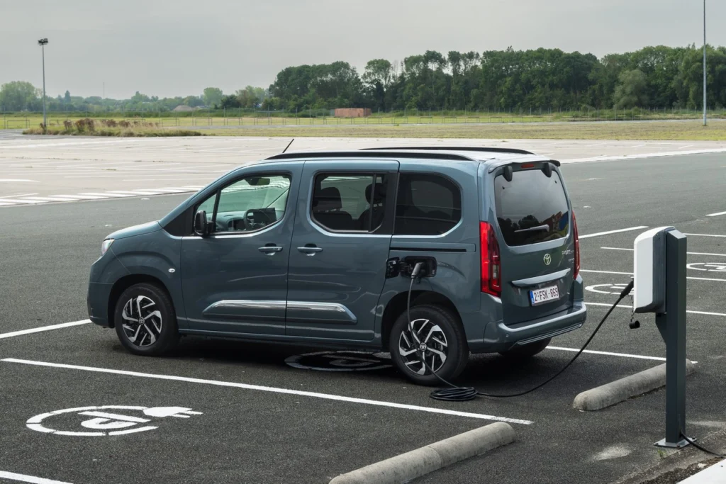 Kia z elektrycznym autem dla osób na wózkach. PV5 WAV kosztuje od 197 600 zł Kia z elektrycznym autem dla osób na wózkach. PV5 WAV kosztuje od 197 600 zł - 2024 Proace City Family L1 BEV Libeccio blue Static 007