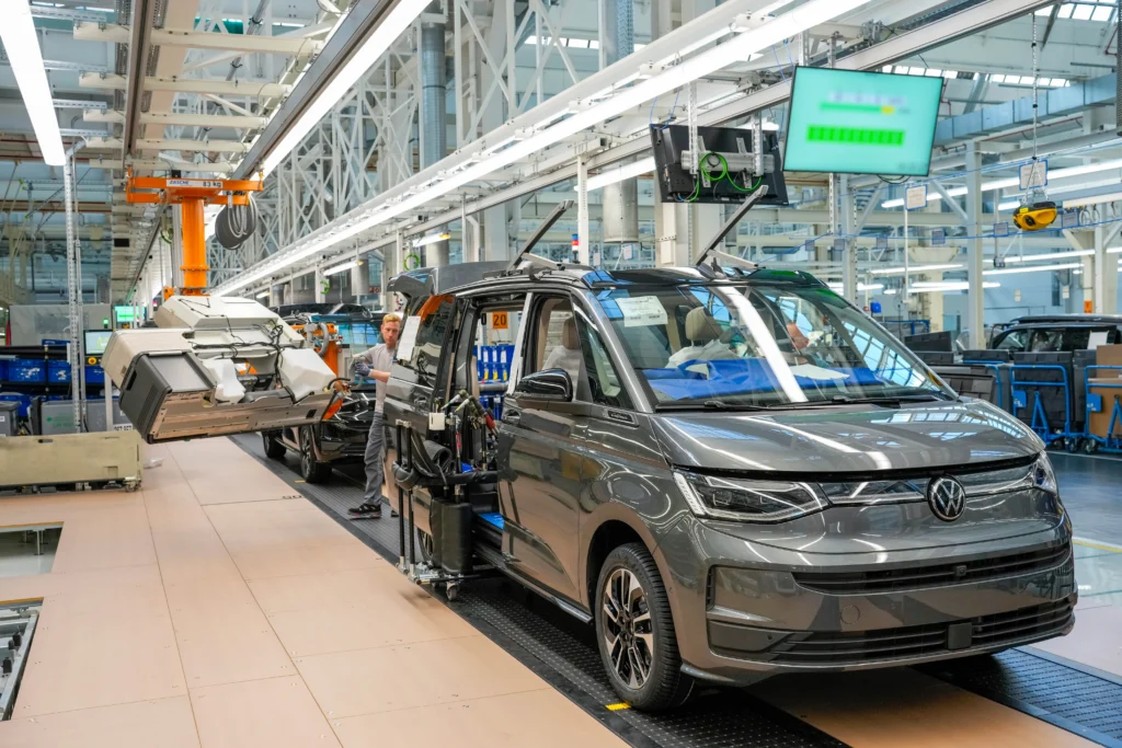 Volkswagen zaskoczony sukcesem EV, ogranicza produkcję ICE. Czy wszystkie fabryki przetrwają? Volkswagen zaskoczony sukcesem EV, ogranicza produkcję ICE. Czy wszystkie fabryki przetrwają? - 2026 09 multivancalipa produktion 3