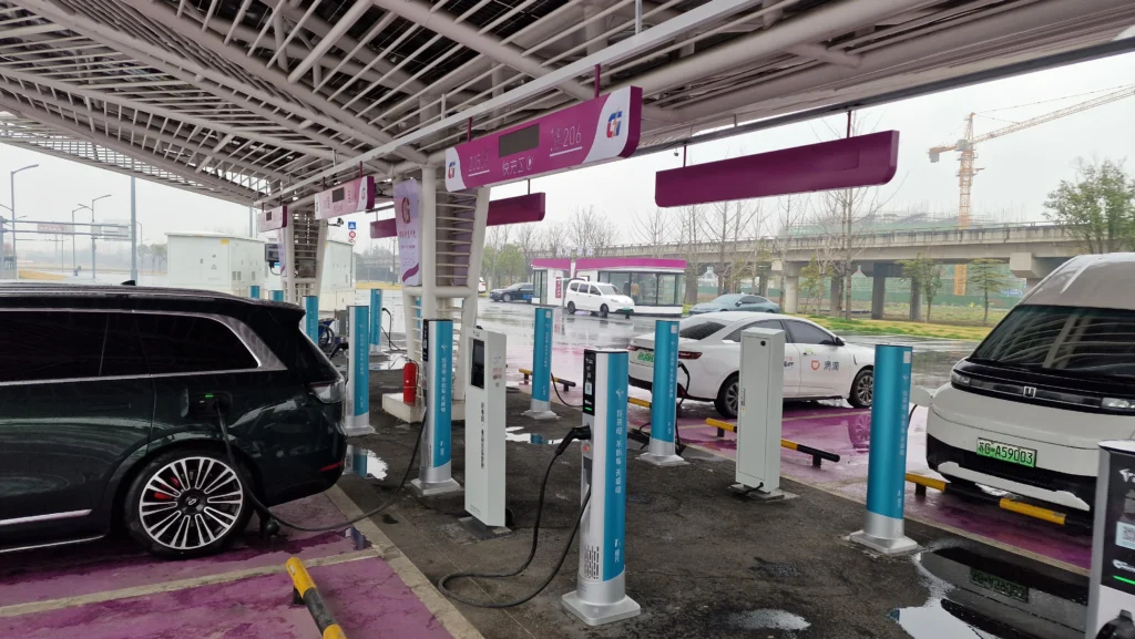 NIO i Geely stawiają na wspólną sieć. Celem otwarty ekosystem ładowania i wymiany akumulatorów NIO i Geely stawiają na wspólną sieć. Celem otwarty ekosystem ładowania i wymiany akumulatorów - 20260317 150501