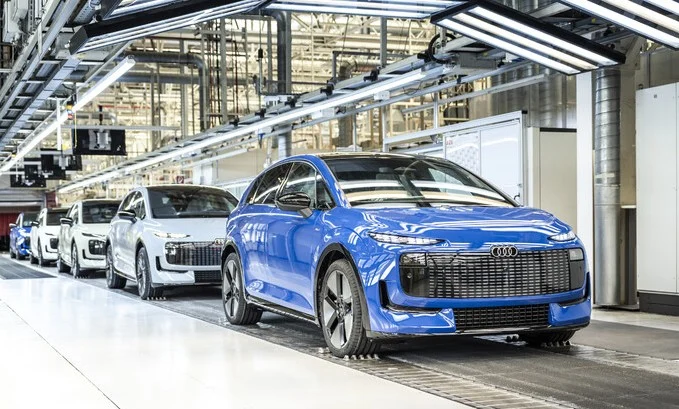 Audi A2 e-tron dostępne w Polsce. Znamy ceny wszystkich wersji Audi A2 e-tron dostępne w Polsce. Znamy ceny wszystkich wersji - Audi A2 montaz 1