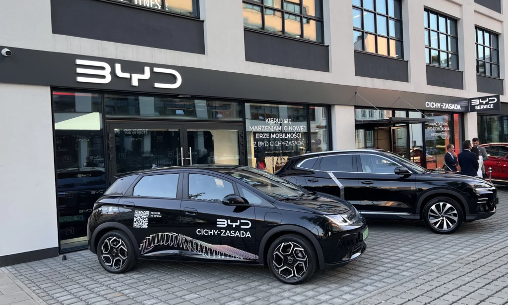 UE bierze na celownik chińskie PHEV-y. Bruksela grozi nowymi cłami po eksplozji importu UE bierze na celownik chińskie PHEV-y. Bruksela grozi nowymi cłami po eksplozji importu - Bruksela BYD cla hybrydy 33