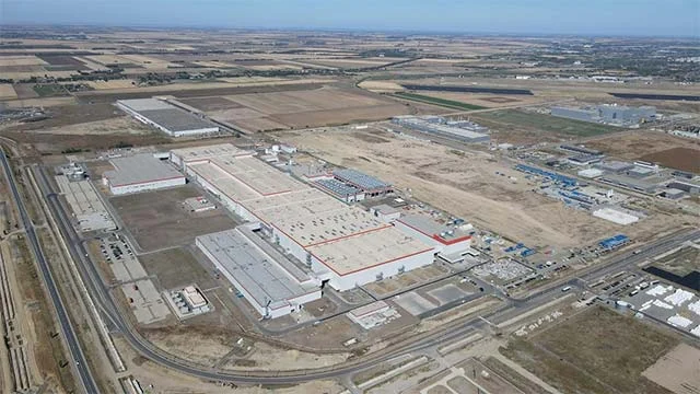 CATL uruchamia produkcję ogniw na Węgrzech. Debreczyn wyrasta na bateryjną stolicę Starego Kontynentu CATL uruchamia produkcję ogniw na Węgrzech. Debreczyn wyrasta na bateryjną stolicę Starego Kontynentu - CATL fabryka w Debreczynie 1
