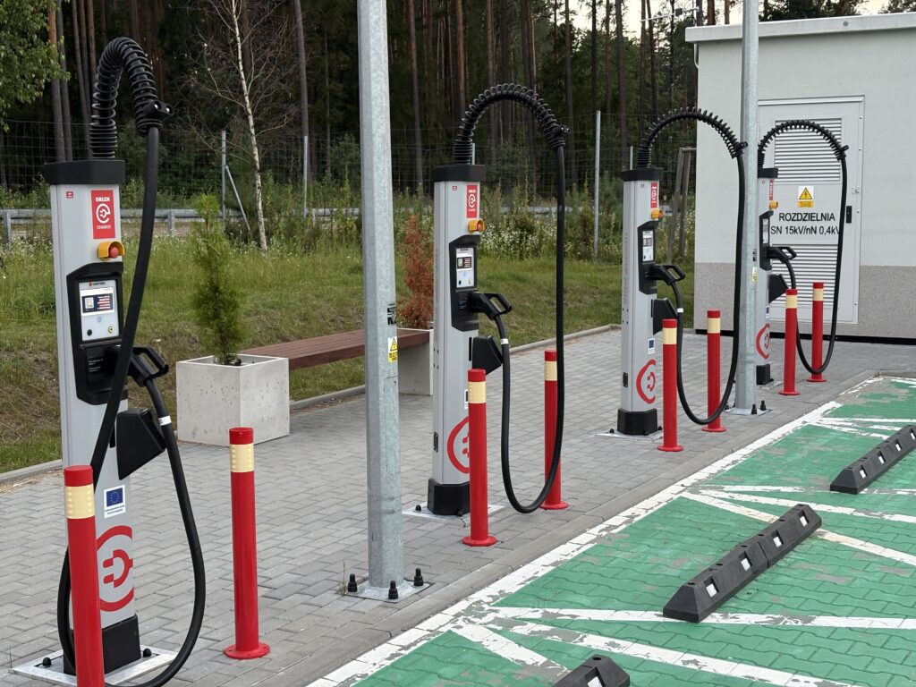 Europa: deficyt ładowarek, droższa energia, nierówne szanse. Elektryfikacja wciąż bez solidnych fundamentów Europa: deficyt ładowarek, droższa energia, nierówne szanse. Elektryfikacja wciąż bez solidnych fundamentów - Europa deficyty strukturalne 2 fot. LL