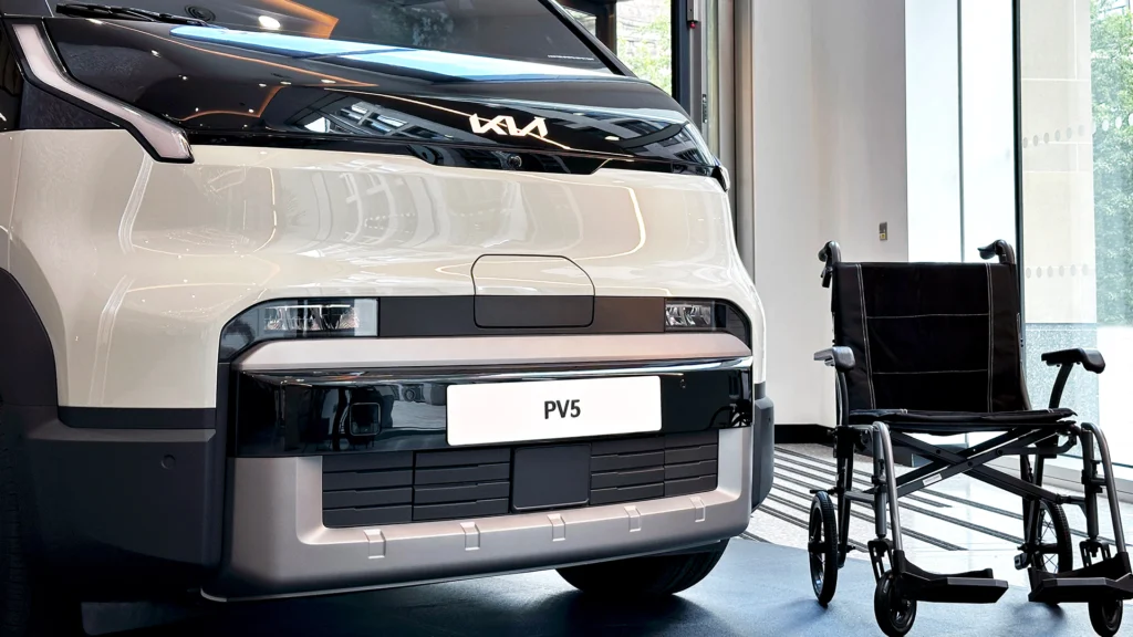 Kia z elektrycznym autem dla osób na wózkach. PV5 WAV kosztuje od 197 600 zł Kia z elektrycznym autem dla osób na wózkach. PV5 WAV kosztuje od 197 600 zł - Kia PV5 2