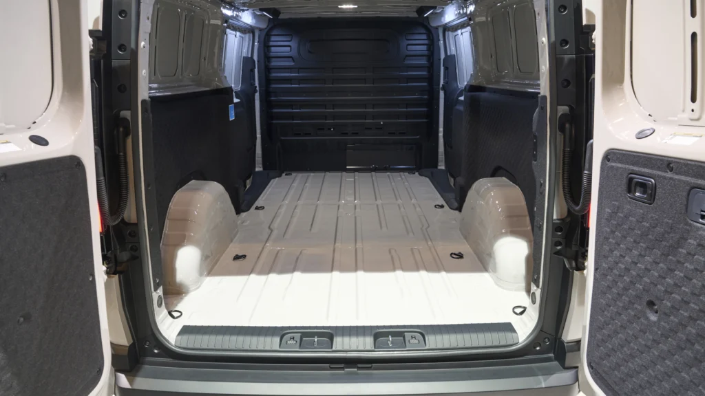 Elektryczny PV7 z baterią 96,2 kWh. Kia szykuje aż 23 wersje - Kia PV7 Cargo swiatowa premiera 10