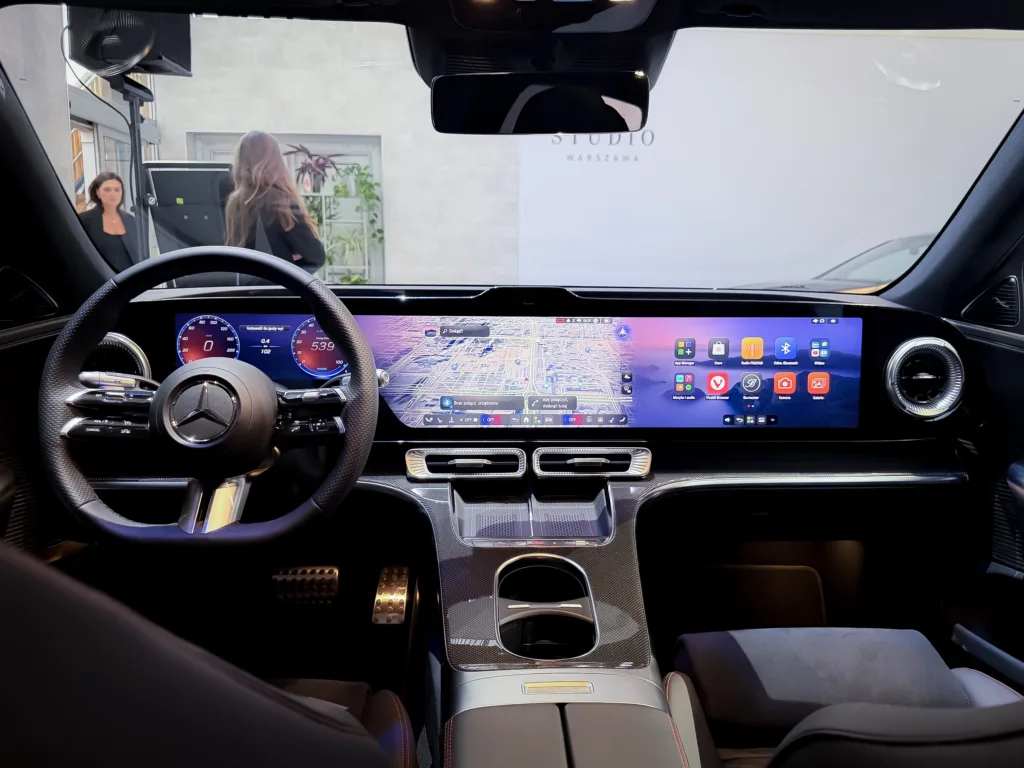 Mercedes C 400 EQ wjechał do Polski. Elektryczna Klasa C startuje od 299 900 zł Mercedes C 400 EQ wjechał do Polski. Elektryczna Klasa C startuje od 299 900 zł - MB C400 EQ 1