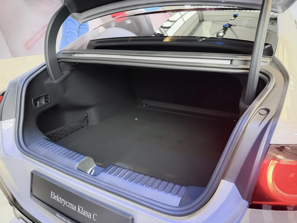 Mercedes C 400 EQ wjechał do Polski. Elektryczna Klasa C startuje od 299 900 zł Mercedes C 400 EQ wjechał do Polski. Elektryczna Klasa C startuje od 299 900 zł - MB C400 EQ 10