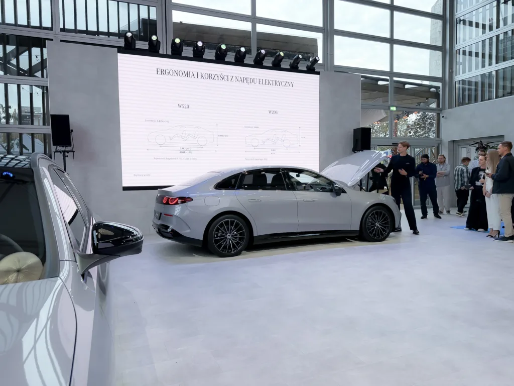 Mercedes C 400 EQ wjechał do Polski. Elektryczna Klasa C startuje od 299 900 zł Mercedes C 400 EQ wjechał do Polski. Elektryczna Klasa C startuje od 299 900 zł - MB C400 EQ 12