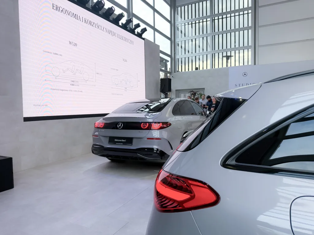 Mercedes C 400 EQ wjechał do Polski. Elektryczna Klasa C startuje od 299 900 zł Mercedes C 400 EQ wjechał do Polski. Elektryczna Klasa C startuje od 299 900 zł - MB C400 EQ 13