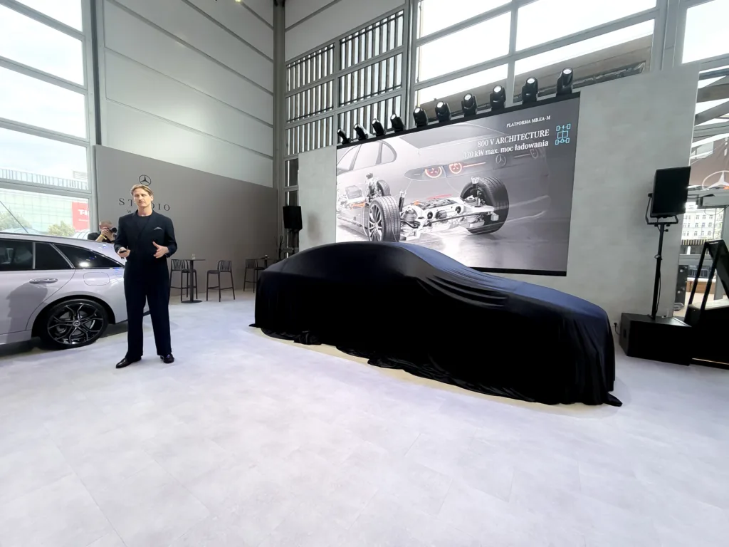 Mercedes C 400 EQ wjechał do Polski. Elektryczna Klasa C startuje od 299 900 zł Mercedes C 400 EQ wjechał do Polski. Elektryczna Klasa C startuje od 299 900 zł - MB C400 EQ 15