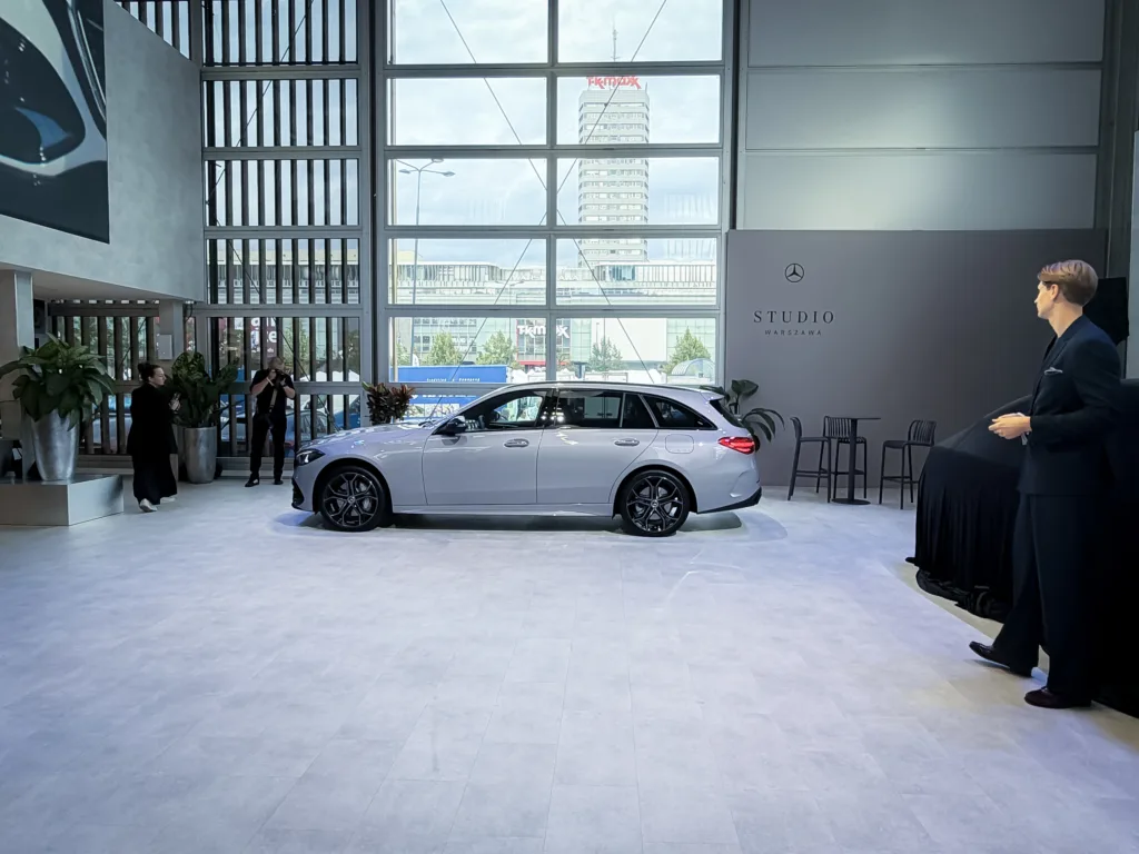Mercedes C 400 EQ wjechał do Polski. Elektryczna Klasa C startuje od 299 900 zł Mercedes C 400 EQ wjechał do Polski. Elektryczna Klasa C startuje od 299 900 zł - MB C400 EQ 16
