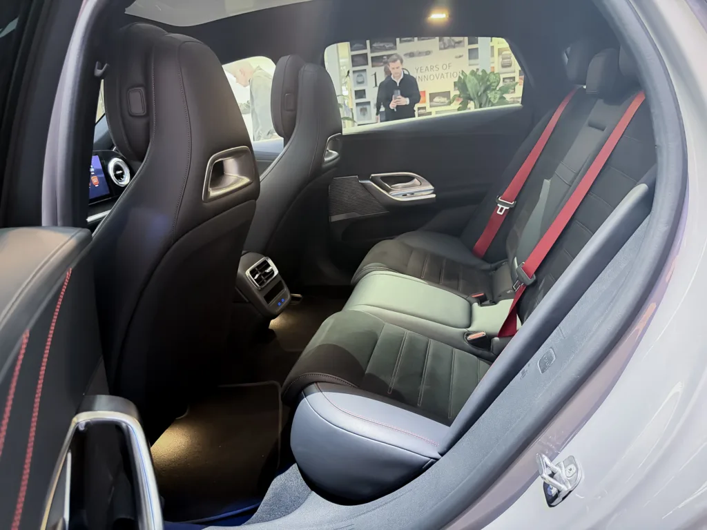 Mercedes C 400 EQ wjechał do Polski. Elektryczna Klasa C startuje od 299 900 zł Mercedes C 400 EQ wjechał do Polski. Elektryczna Klasa C startuje od 299 900 zł - MB C400 EQ 2