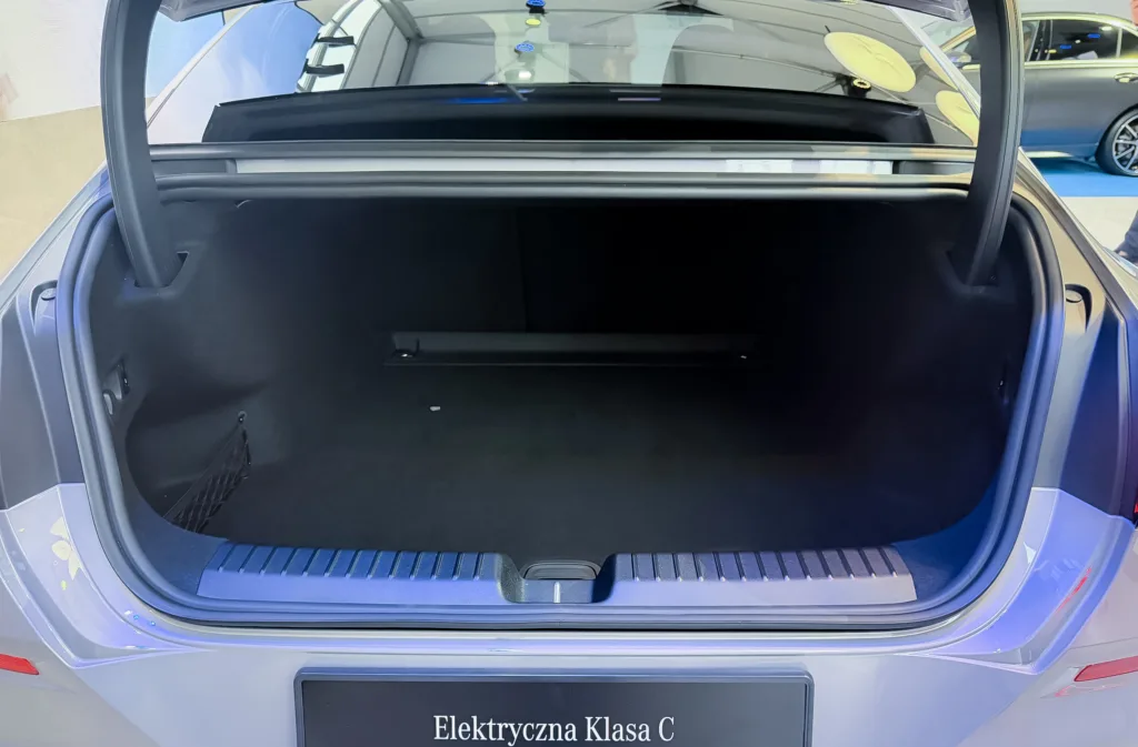 Mercedes C 400 EQ wjechał do Polski. Elektryczna Klasa C startuje od 299 900 zł Mercedes C 400 EQ wjechał do Polski. Elektryczna Klasa C startuje od 299 900 zł - MB C400 EQ 3