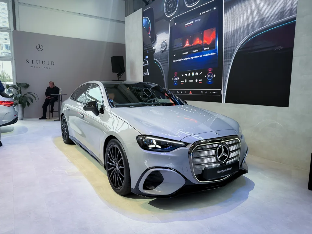 Mercedes C 400 EQ wjechał do Polski. Elektryczna Klasa C startuje od 299 900 zł Mercedes C 400 EQ wjechał do Polski. Elektryczna Klasa C startuje od 299 900 zł - MB C400 EQ 6