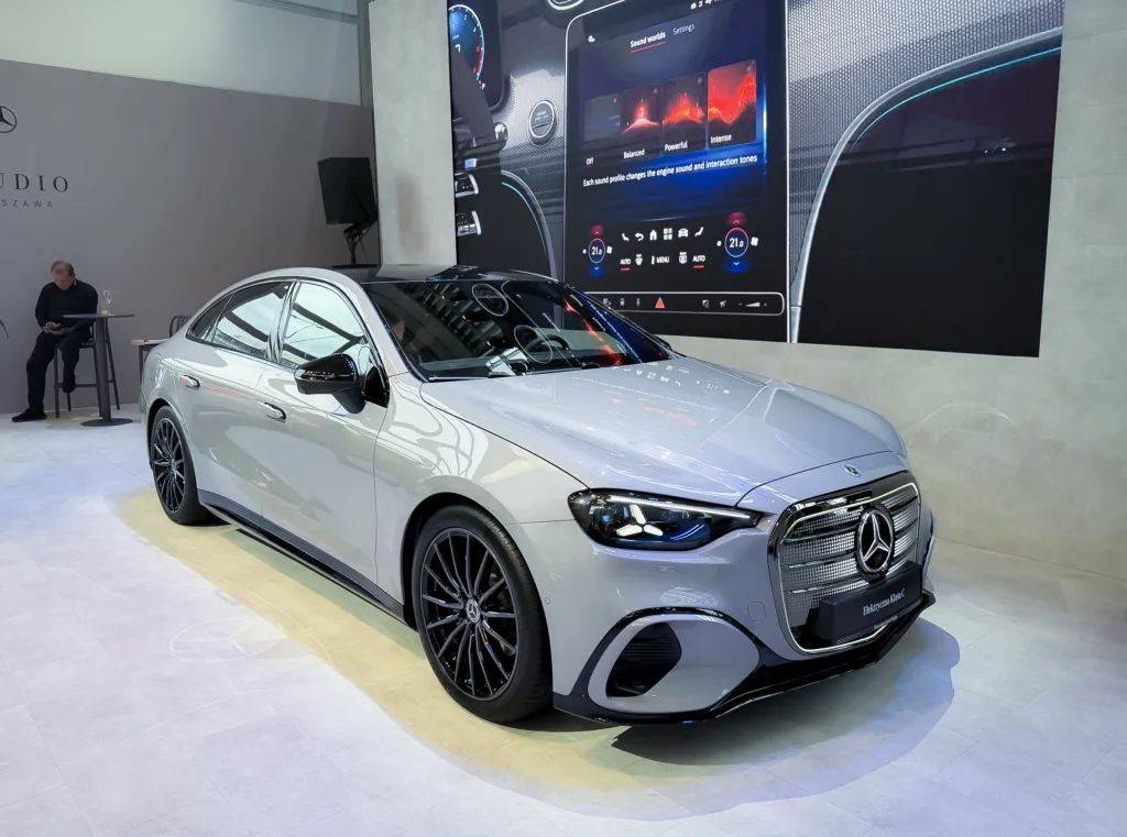 Mercedes C 400 EQ wjechał do Polski. Elektryczna Klasa C startuje od 299 900 zł Mercedes C 400 EQ wjechał do Polski. Elektryczna Klasa C startuje od 299 900 zł - MB C400 EQ 7