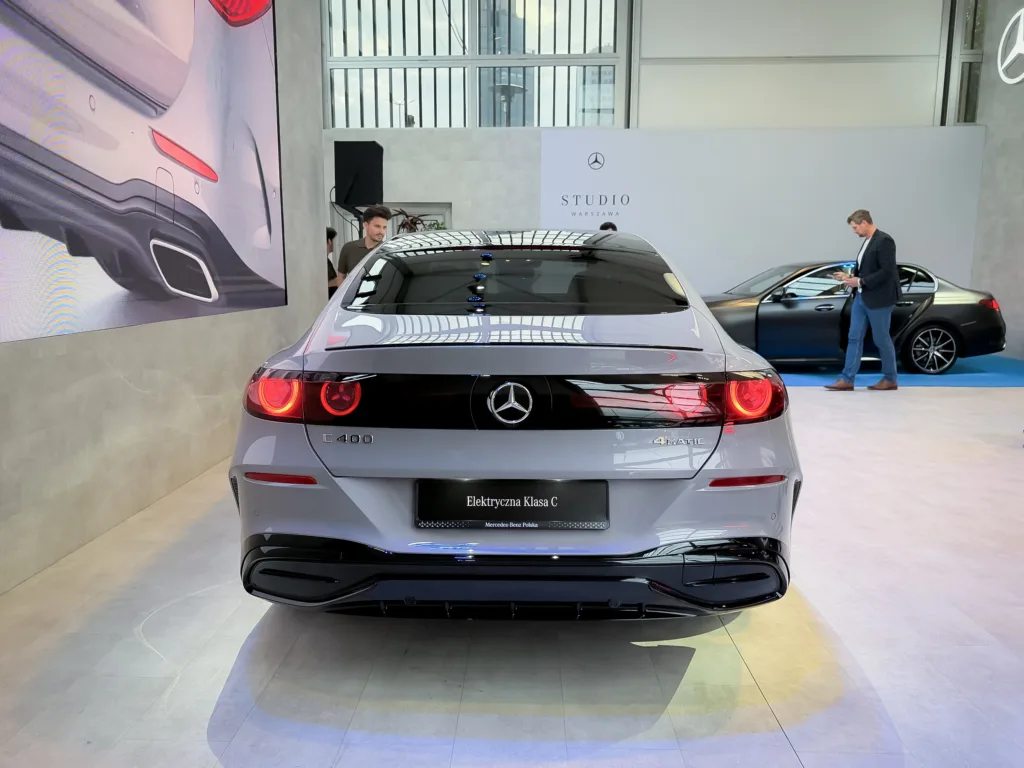 Mercedes C 400 EQ wjechał do Polski. Elektryczna Klasa C startuje od 299 900 zł Mercedes C 400 EQ wjechał do Polski. Elektryczna Klasa C startuje od 299 900 zł - MB C400 EQ 8