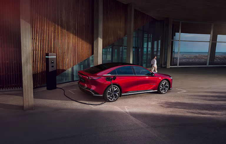 Mazda upraszcza 6e. Zamiast dwóch wersji jest jedna - 560 km zasięgu i ładowanie 200 kW - Mazda e6 55