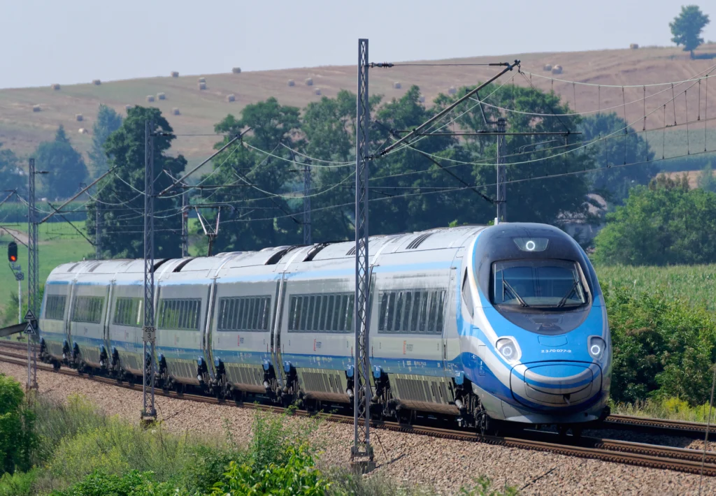 Świat pędzi 350 km/h. Chiny mają już 46 tys. km szybkich torów, a Polska projektuje linię „Y” na tę samą prędkość - Pendolino fot. Jakub Falun Wikipedia 1