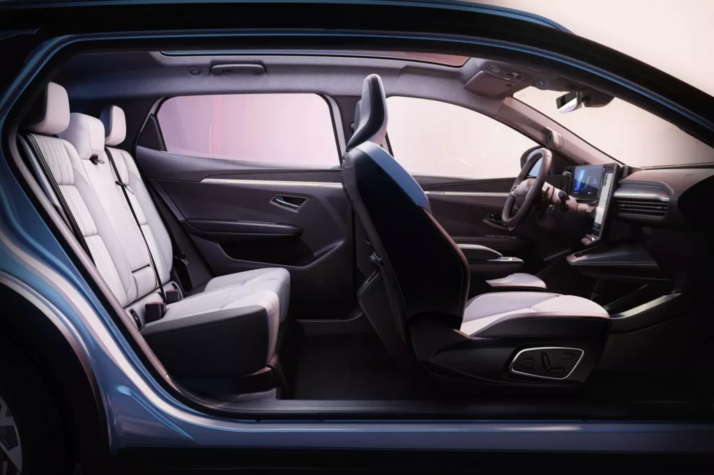 Renault Scenic odświeżony. Zasięg do 640 kilometrów, szybsze ładowanie i nowa tańsza bateria - Renault Scenic po zmianach 3