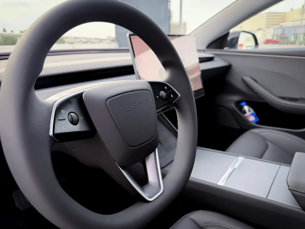 Gigafabryka w Szanghaju zwalnia, a Tesla sięga po rabaty. Tylko do końca września - Tesla 3RWD 13
