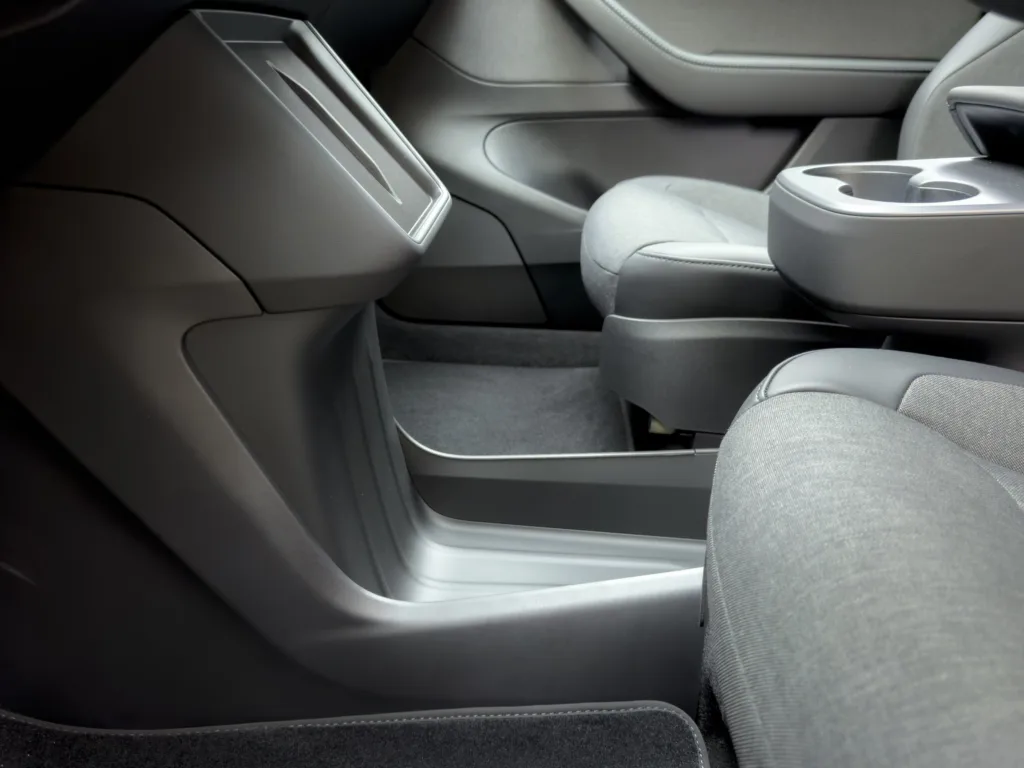 Tesla Model Y – testowaliśmy „biedawersję" bestsellera. Okazja czy pułapka cenowa? - Tesla Y 1
