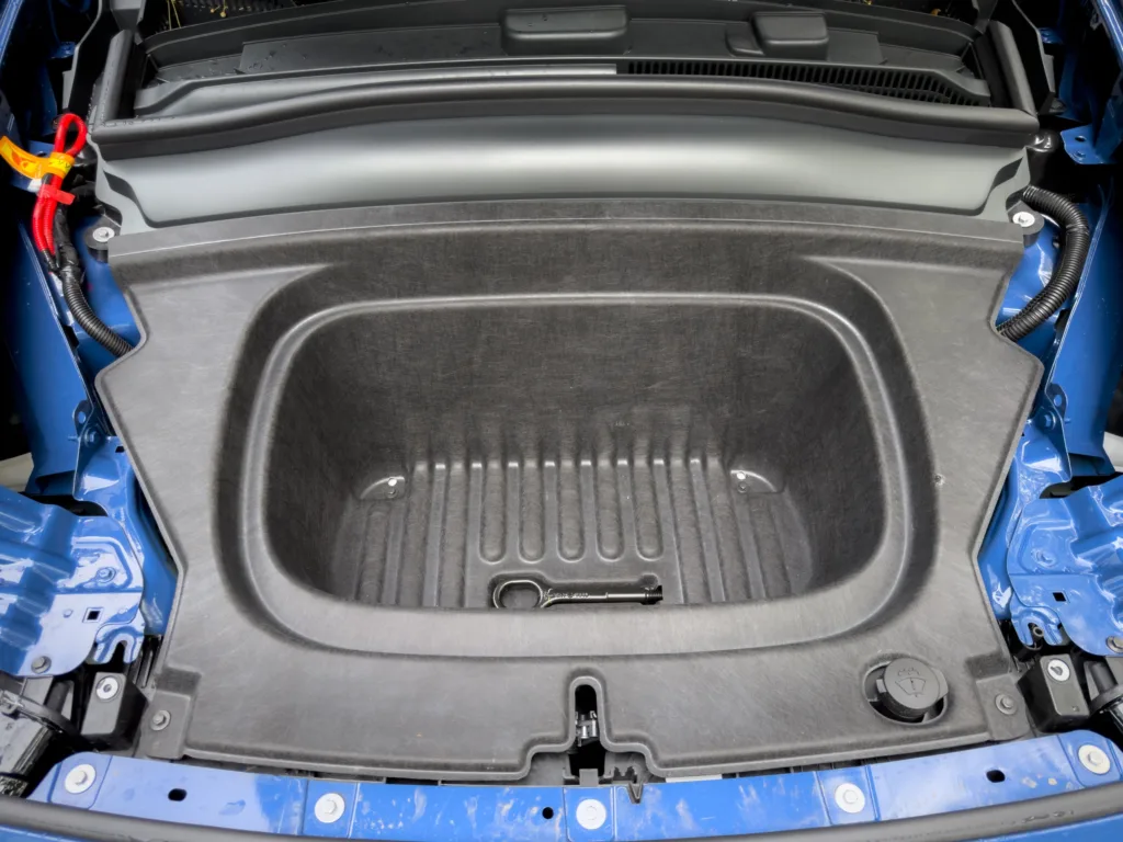Tesla Model Y – testowaliśmy „biedawersję" bestsellera. Okazja czy pułapka cenowa? - Tesla Y 10