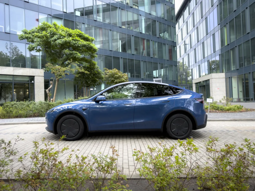 Tesla Model Y – testowaliśmy „biedawersję" bestsellera. Okazja czy pułapka cenowa? - Tesla Y 13