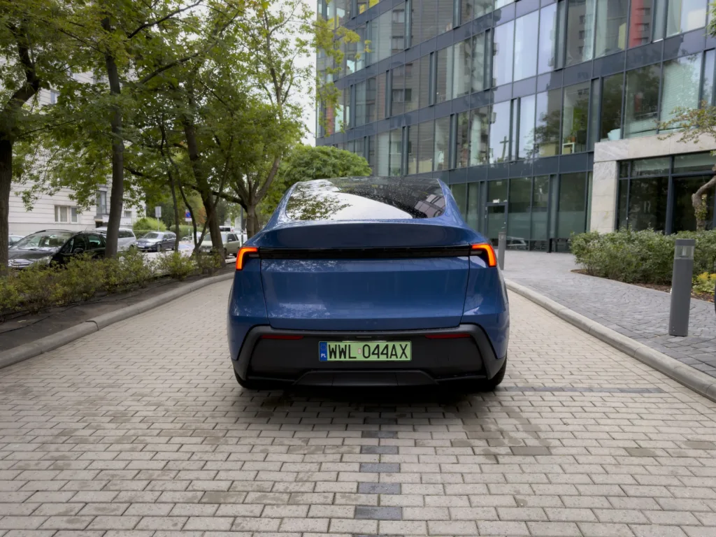 Tesla Model Y – testowaliśmy „biedawersję" bestsellera. Okazja czy pułapka cenowa? - Tesla Y 14
