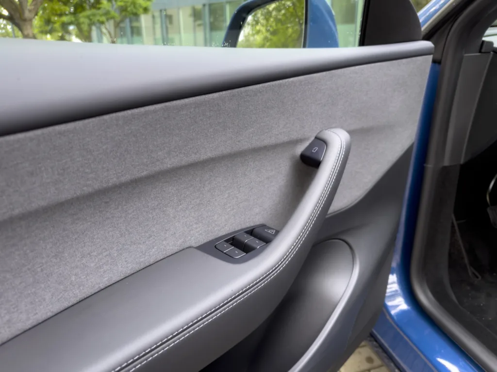 Tesla Model Y – testowaliśmy „biedawersję" bestsellera. Okazja czy pułapka cenowa? - Tesla Y 5
