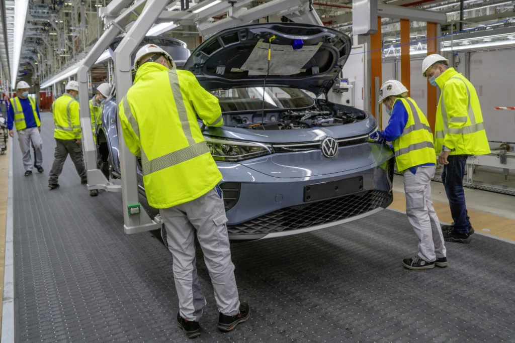 Volkswagen zaskoczony sukcesem EV, ogranicza produkcję ICE. Czy wszystkie fabryki przetrwają? Volkswagen zaskoczony sukcesem EV, ogranicza produkcję ICE. Czy wszystkie fabryki przetrwają? - Volkswagen EMDEN 1