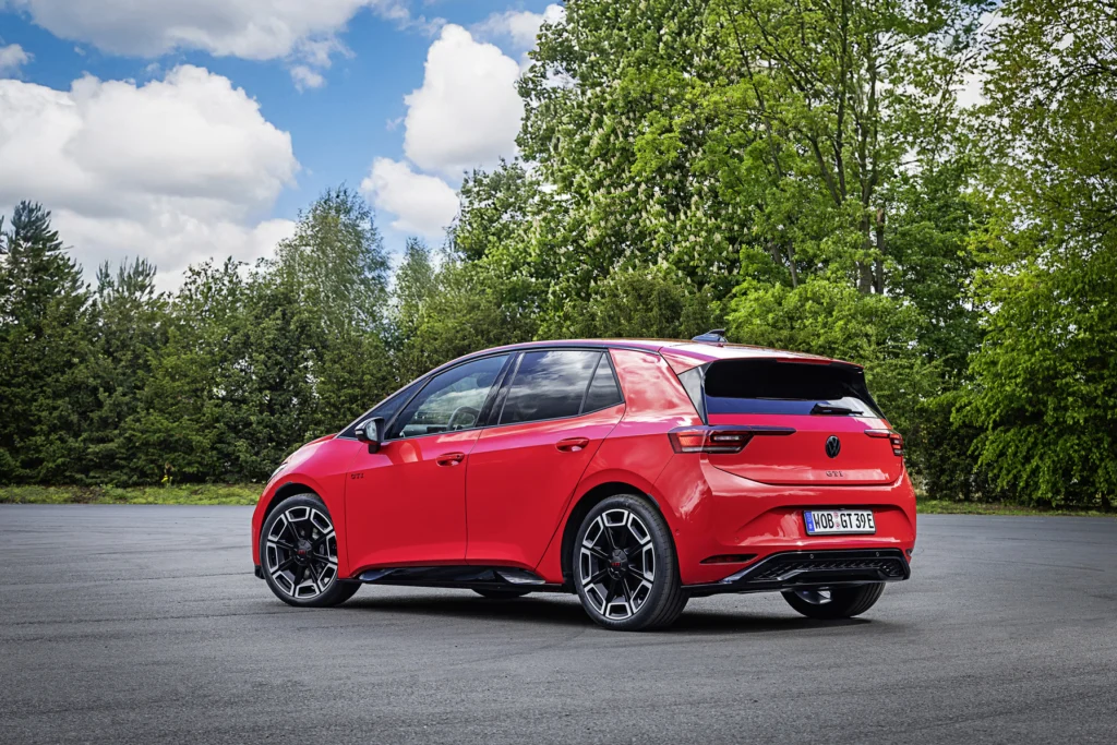 326 KM i napęd na tył. Takiego „sportowca” Volkswagen jeszcze nie miał! 326 KM i napęd na tył. Takiego „sportowca” Volkswagen jeszcze nie miał! - Volkswagen ID.3 GTI 2