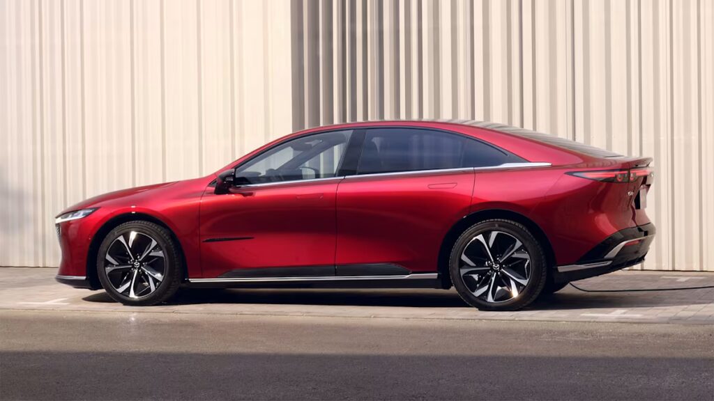 Mazda upraszcza 6e. Zamiast dwóch wersji jest jedna - 560 km zasięgu i ładowanie 200 kW - mazda 6e 44