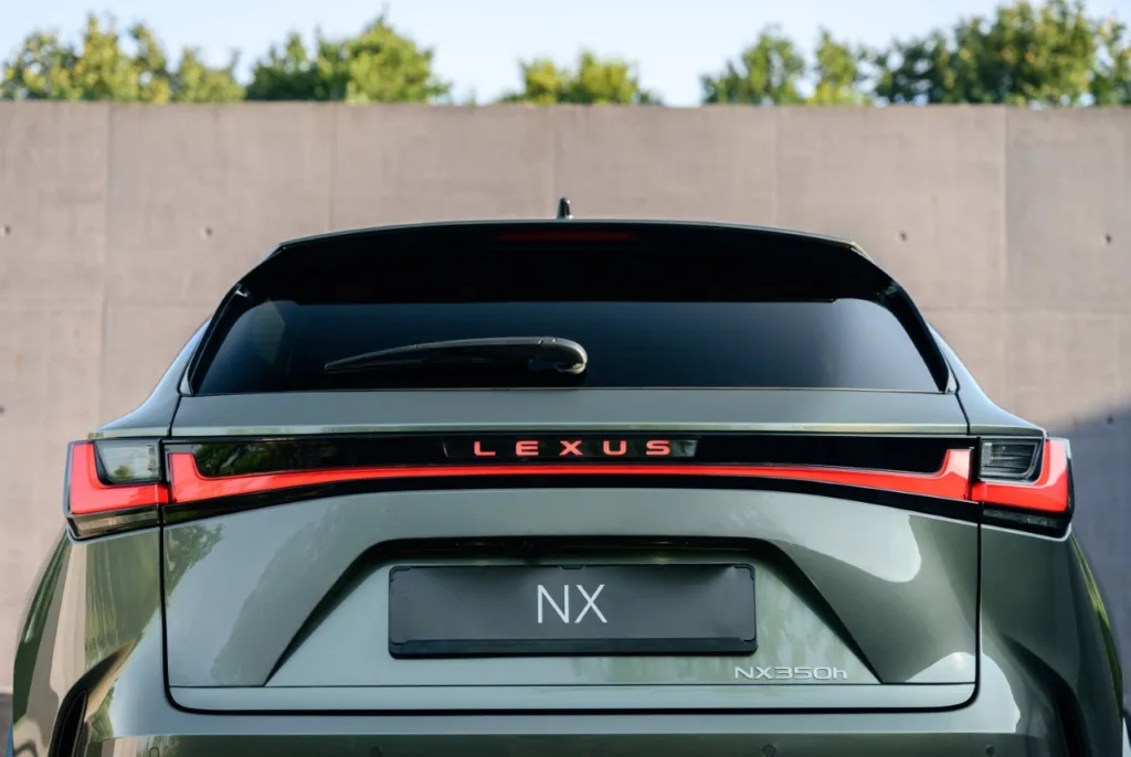 Lexus NX 2027 po dużej modernizacji. Większa bateria i ponad 100 km na prądzie! - nx350h Omotenashi exterior details 002