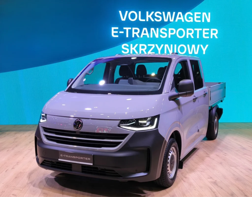 Volkswagen przywiózł do Katowic sześć elektrycznych nowości. Najtańsza kosztuje 99 900 zł Volkswagen przywiózł do Katowic sześć elektrycznych nowości. Najtańsza kosztuje 99 900 zł - volkswagen e transporter debiut KNM 2026 22